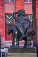 Statue de Botero représentant une femme assises sur un cheval.