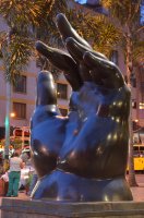 Statue de Botero représentant une main.