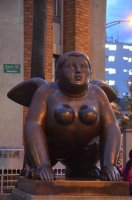 Statue de Botero représentant une femme accroupie.