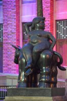 Statue de Botero représentant une femme assise sur un cheval.