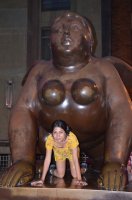 Femme devant une statue de Botero.