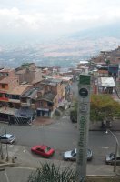 Poteau indiquant la station Santo Domingo avec vue sur la rue avoisinante.