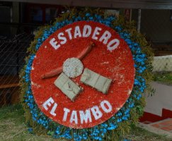 Décoration de fleurs avec l'inscription 'Estadero El Tambo'.