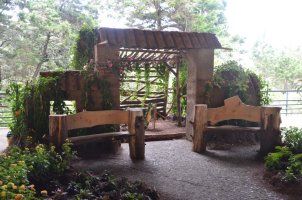 Petit auvent avec bancs en bois.