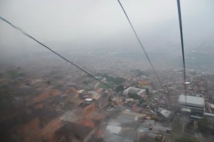Quartier de maisons avec les câbles du téléphérique.