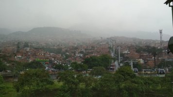 La ville de Medellin sous les nuages.