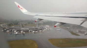 Aile d'avion au-dessus de l'aéroport.