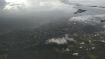 Aile d'avion au-dessus de la montagne colombienne.