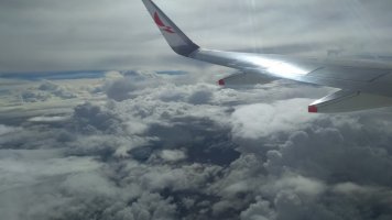 Aile d'avion au-dessus des nuages.