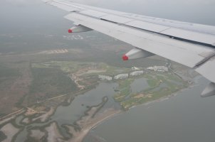 Aile d'avion avec vue sur la côte.