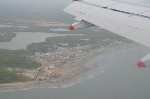 Aile d'avion avec vue sur la côte.