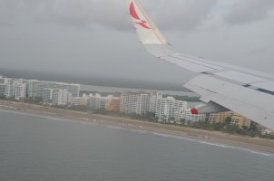 Aile d'avion avec vue sur la côte de Carthagène.