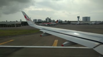 Aile d'avion avec vue sur l'aéroport.