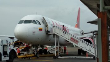 Avion de la compagnie Avianca avec sa passerelle.