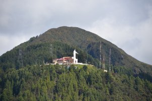 Bâtisse et une grande statue sur le haut de la montagne.