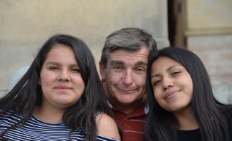 Portraits d'un homme et de 2 femmes.