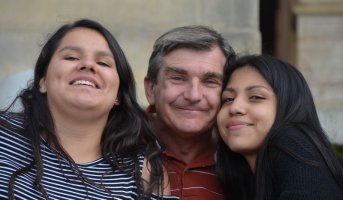 Portraits d'un homme et de 2 femmes.