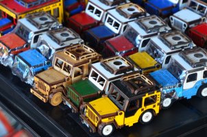 Petites voitures miniatures colorées.
