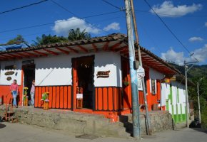 Façades de maisons colorées.