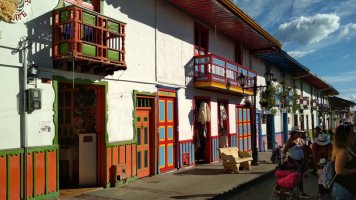 Façades de maisons colorées.