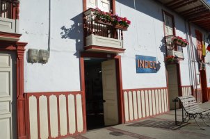 Façade de maison colorée.