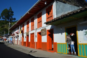 Façades de maisons colorées.