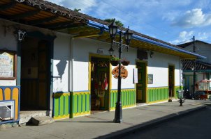 Façade de maison colorée.