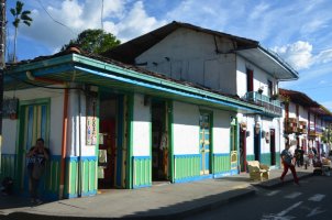 Façades de maisons colorées.