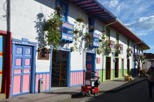 Façades de maisons colorées.