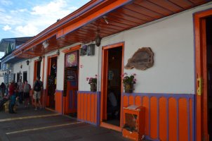 Façade de maison colorée.