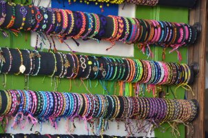 Bracelets colorés.