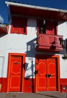 Portes et balcons en rouge.