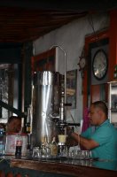 Homme utilisant une machine à servir la bière.