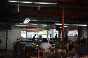 Intérieur d'une salle de billard.