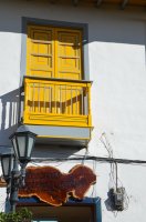 Balcon coloré en jaune.