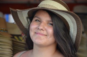 Femme avec un chapeau sur la tête.
