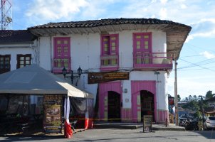 Façade de maison colorée en blanc et mauve.