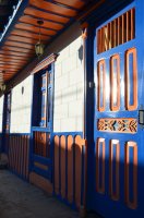 Façade colorée d'une maison.