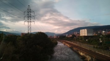 Rivière longeant la route.