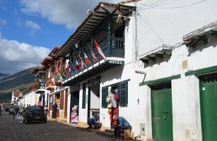 Façades de maisons avec leurs balcons.