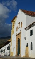 Façade blanche d'église.