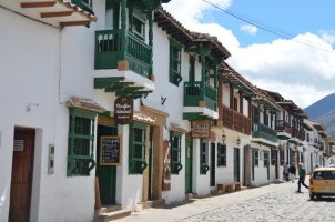 Façades de maisons avec leur balcon.
