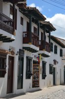 Façades de maisons avec leur balcon.
