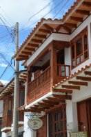 Balcons de maisons.