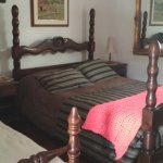 Chambre avec un lit double et un lit simple.