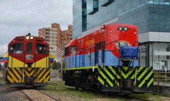 2 trains à l'arrêt sur leur voie.