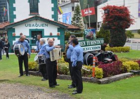 Musiciens devant la station de train.