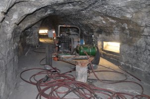 Machine dans un couloir de grotte.