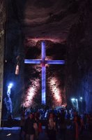 Croix illuminée dans une grotte éclairée.