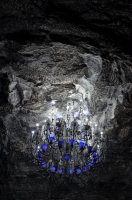 Lampadaire accroché au plafond dans une grotte.